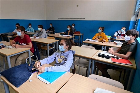 Học sinh tham gia khóa học tại một trường học ở Milan, Italy ngày 7/9/2020. Ảnh: AFP/TTXVN