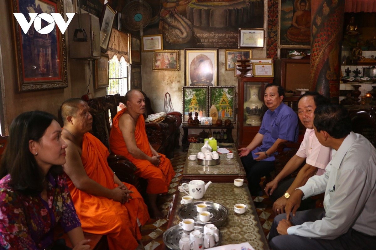 Ông Trần Văn Chuyện, Chủ tịch UBND tỉnh Sóc Trăng thăm chúc Sene Đôn-ta sư sãi, phật tử chùa Mahatup, thành phố Sóc Trăng