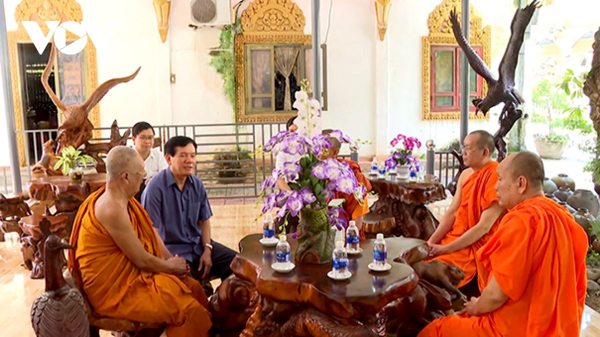 Bí thư Tỉnh ủy Trà Vinh Trần Trí Dũng (áo xanh) thăm hỏi nhà sư Khmer nhân dịp lễ Sene Đôn-ta 2020