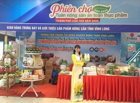Chị Nguyễn Thị Thu Hà khởi nghiệp với sản phẩm mứt vỏ bưởi truyền thống của gia đình.