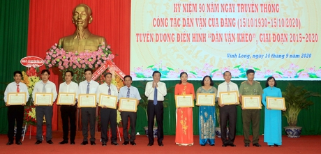 Ông Bùi Văn Nghiêm- Phó Bí thư Thường trực Tỉnh ủy, Chủ tịch HĐND tỉnh- trao giấy khen cho các cá nhân điển hình trong phong trào “Dân vận khéo” giai đoạn 2015- 2020.