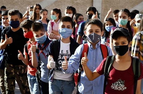 Học sinh đeo khẩu trang phòng lây nhiễm COVID-19 tại trường học ở Damascus, Syria, ngày 13/9/2020. Ảnh: THX/TTXVN