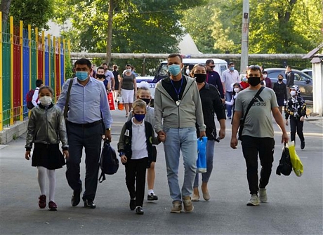   Người dân đeo khẩu trang phòng lây nhiễm COVID-19 tại Tashkent, Uzbekistan, ngày 14/9/2020. Ảnh: THX/ TTXVN