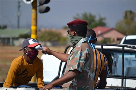  Binh lính Nam Phi kiểm tra thân nhiệt cho một người dân tại ngoại ô thủ đô Pretoria, Nam Phi. Ảnh: Phi Hùng - Pv TTXVN tại Nam Phi