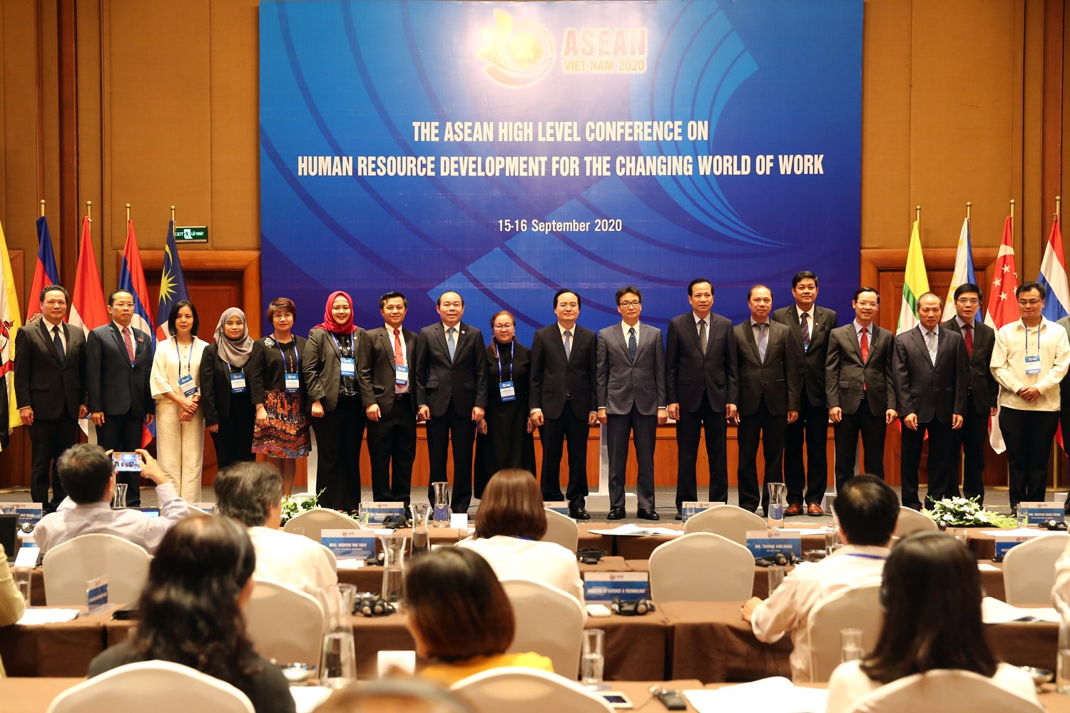 Phó Thủ tướng Vũ Đức Đam và các đại biểu dự Hội nghị tại điểm cầu Hà Nội. Ảnh: VGP/Đình Nam