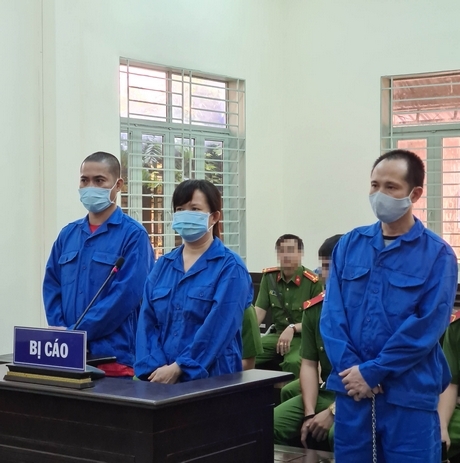 Các bị cáo Linh, Loan, Phong (từ phải sang) tại phiên tòa sơ thẩm.