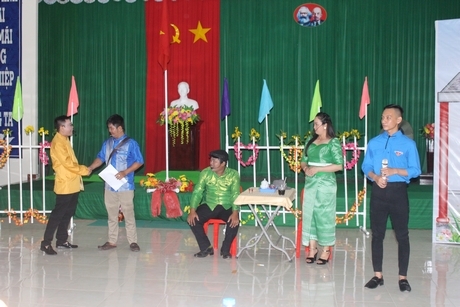Đội thi của tỉnh Vĩnh Long diễn báo cáo tại Trung tâm Văn hóa xã Đông Bình (TX Bình Minh).