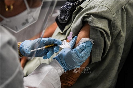Tiêm vaccine ngừa COVID-19 trên tình nguyện viên tại Hollywood, Florida ngày 13/8. Ảnh: AFP/TTXVN