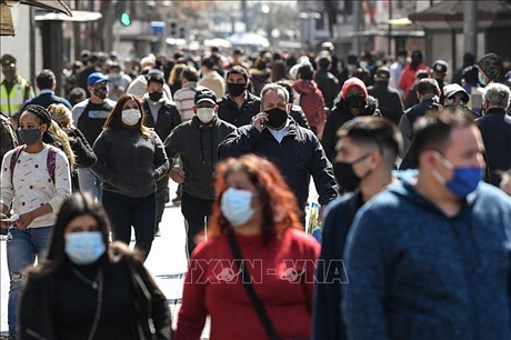 Người dân đeo khẩu trang phòng lây nhiễm COVID-19 tại Santiago, Chile ngày 25/8. Ảnh: THX/TTXVN