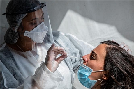 Nhân viên y tế lấy mẫu dịch xét nghiệm COVID-19 cho người dân tại Paris, Pháp ngày 31/8. Ảnh: THX/TTXVN