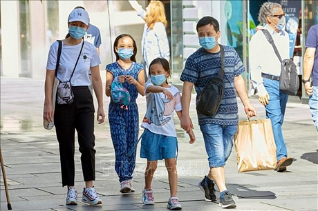Người dân đeo khẩu trang phòng lây nhiễm COVID-19 tại Vienna, Áo ngày 5/9. Ảnh: THX/TTXVN