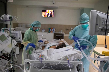 Điều trị cho bệnh nhân COVID-19 tại bệnh viện ở Brussels, Bỉ ngày 11/4. Ảnh: AFP/TTXVN