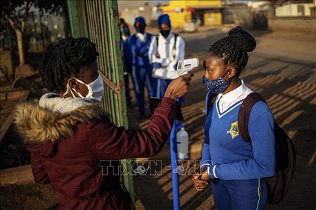 Đo thân nhiệt phòng lây nhiễm COVID-19 tại trường học ở Ekurhuleni, Nam Phi ngày 8/6. Ảnh: AFP/TTXVN