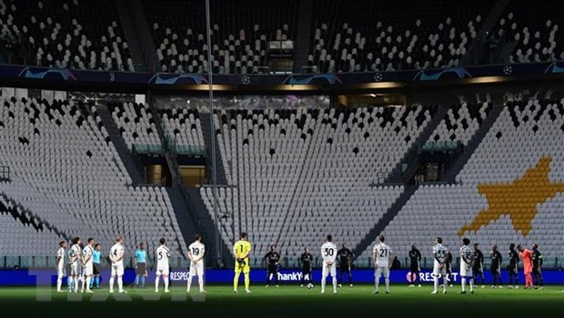 Sân vận động vắng bóng cổ động viên do dịch COVID-19 trong trận đấu giữa câu lạc bộ Juventus và Olympique Lyonnais tại Giải Bóng đá Vô địch các Câu lạc bộ châu Âu UEFA Champions League trên sân vận động Juventus ở Turin, Italy, ngày 7/8/2020. (Ảnh: AFP/ TTXVN)
