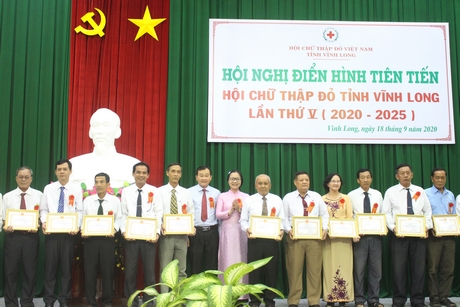 Các tập thể được Hội Chữ thập đỏ Việt Nam tỉnh Vĩnh Long tuyên dương hội viên, tình nguyện tiêu biểu giai đoạn 2015- 2020.