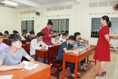 Lớp học văn hóa ban đêm của học sinh Trường CĐ Nghề Vĩnh Long muốn có bằng tốt nghiệp THPT.