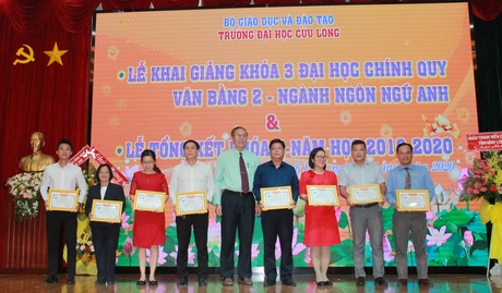 Những sinh viên khóa 2 có thành tích xuất sắc được nhận khen thưởng của trường.