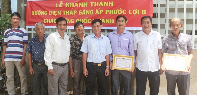 Đảng ủy, UBND xã Phước Hậu cùng nhà hảo tâm đến dự lễ khánh thành tuyến đường điện thắp sáng ấp Phước Lợi B.
