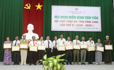 Bí thư Tỉnh ủy- Trần Văn Rón trao bằng khen cho 12 cá nhân được tuyên dương hội viên, tình nguyện tiêu biểu toàn quốc giai đoạn 2015- 2020.