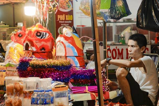 Một chủ cửa hàng trên phố Hàng Mã cho biết do ảnh hưởng của dịch COVID-19 nên không khí mua sắm đồ chơi Trung Thu có phần trầm lắng hơn so với mọi năm. (Ảnh: Minh Hiếu/Vietnam+)