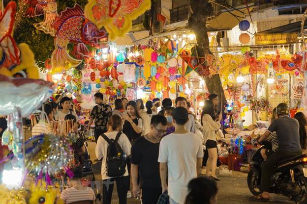 Nhiều người có kinh nghiệm thường tới phố Hàng Mã trước rằm Trung Thu 1-2 tuần để ít phải chen lấn, có thể thoải mái ngắm nhìn phố phường đầy màu sắc và lựa chọn món đồ phù hợp. (Ảnh: Minh Hiếu/Vietnam+)