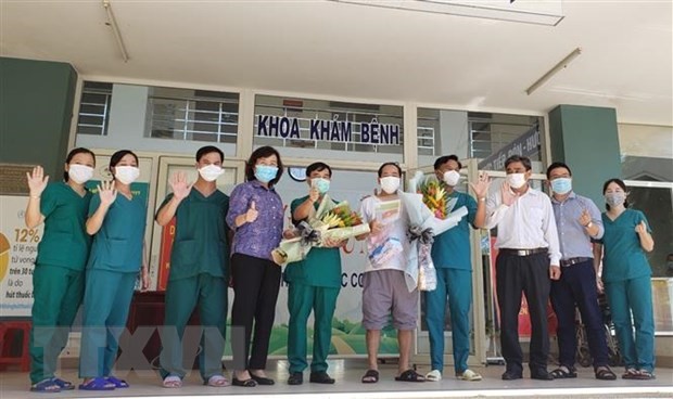 Bệnh nhân cuối cùng và đội ngũ y, bác sỹ, lãnh đạo Bệnh viện dã chiến Hòa Vang vui mừng khi công bố khỏi bệnh bệnh nhân cuối cùng. .(Ảnh: Văn Dũng/TTXVN)