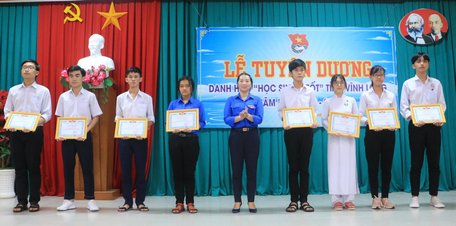 Khen thưởng các học sinh “3 tốt” cấp tỉnh năm học 2019- 2020