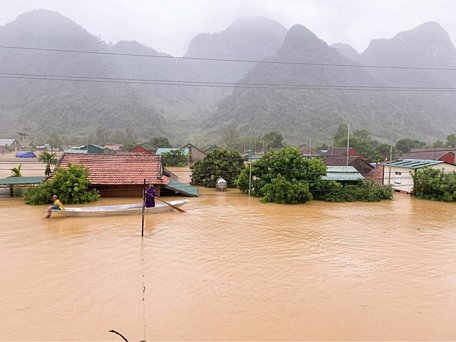 Nhiều hộ dân tại Tân Hóa còn sắm thuyền để di chuyển trong mưa lũ.