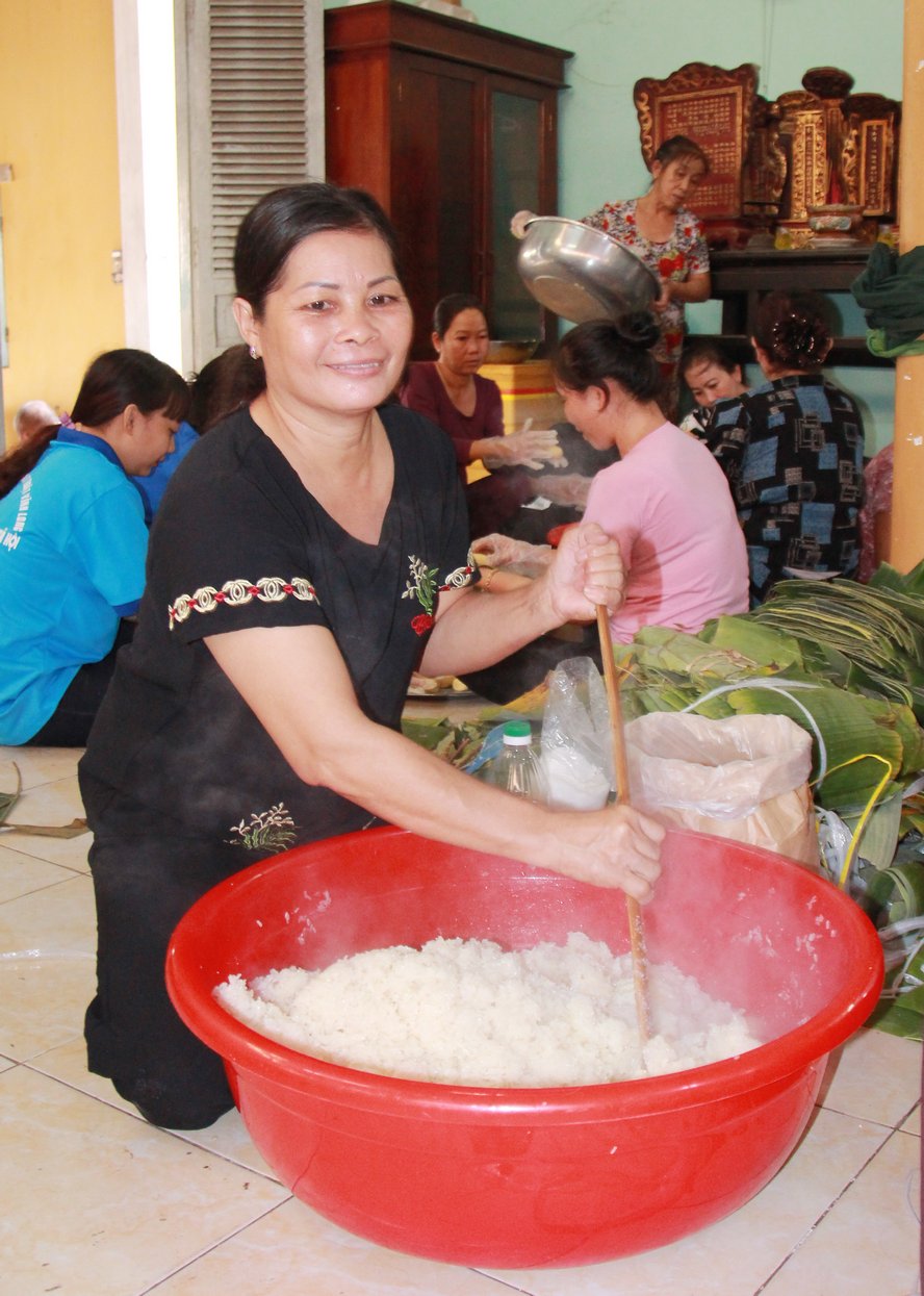 Bánh tét tặng đồng bào miền Trung không có nước cốt dừa, vỏ bánh thêm chút muối để bảo quản được lâu.