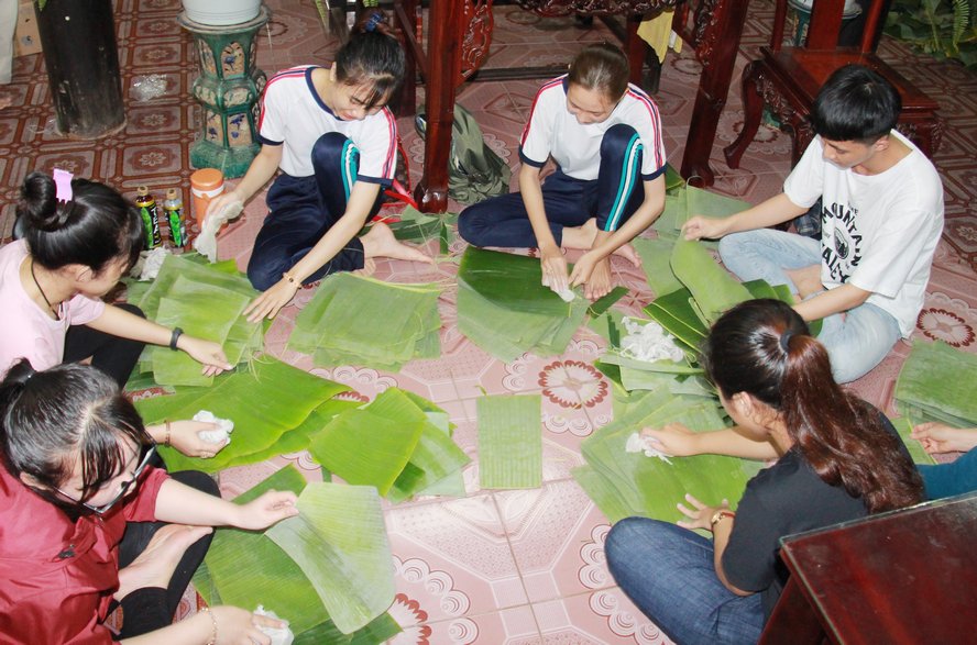 Nhóm sinh viên Trường ĐH Sư phạm kỹ thuật Vĩnh Long “tùy theo sức của mình” chọn phụ việc lau lá chuối.