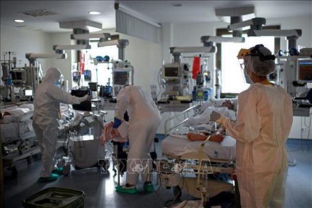 Nhân viên y tế điều trị cho bệnh nhân COVID-19 tại bệnh viện ở Madrid, Tây Ban Nha, ngày 15/10/2020. Ảnh: AFP/TTXVN