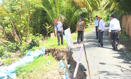 Lãnh đạo huyện Mang Thít đi khảo sát thực tế tình hình sạt lở.