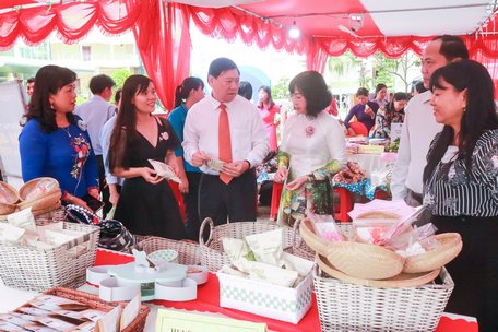 Chị Cao Thúy An (thứ hai từ trái) giới thiệu sản phẩm “Snack nấm” với lãnh đạo Tỉnh ủy tại “Ngày phụ nữ khởi nghiệp năm 2020” do Hội Liên hiệp Phụ nữ tỉnh tổ chức.