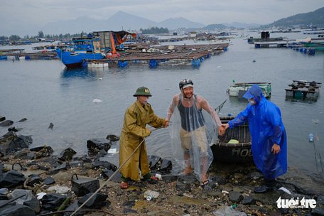 Các hộ nuôi trồng thủy hải sản trên lồng bè tại Đà Nẵng được yêu cầu rời khỏi khu vực trước 15h ngày 27/10 - Ảnh: TẤN LỰC