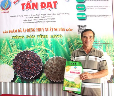 Chú Đoàn Văn Tài với sản phẩm gạo hữu cơ HTX Tấn Đạt.