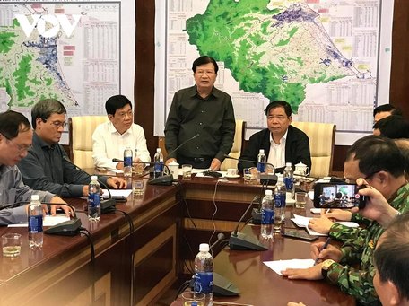 Phó Thủ tướng Trịnh Đình Dũng yêu cầu các bộ ngành liên quan chuẩn bị sẵn sàng lực lượng, vật tư, trang thiết bị thực hiện nhiệm vụ ứng cứu khi cần thiết. 