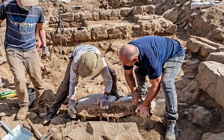 Phiến đá cổ quý hiếm được tìm thấy gần căn cứ quân sự Nafah. (Nguồn: timesofisrael.com)