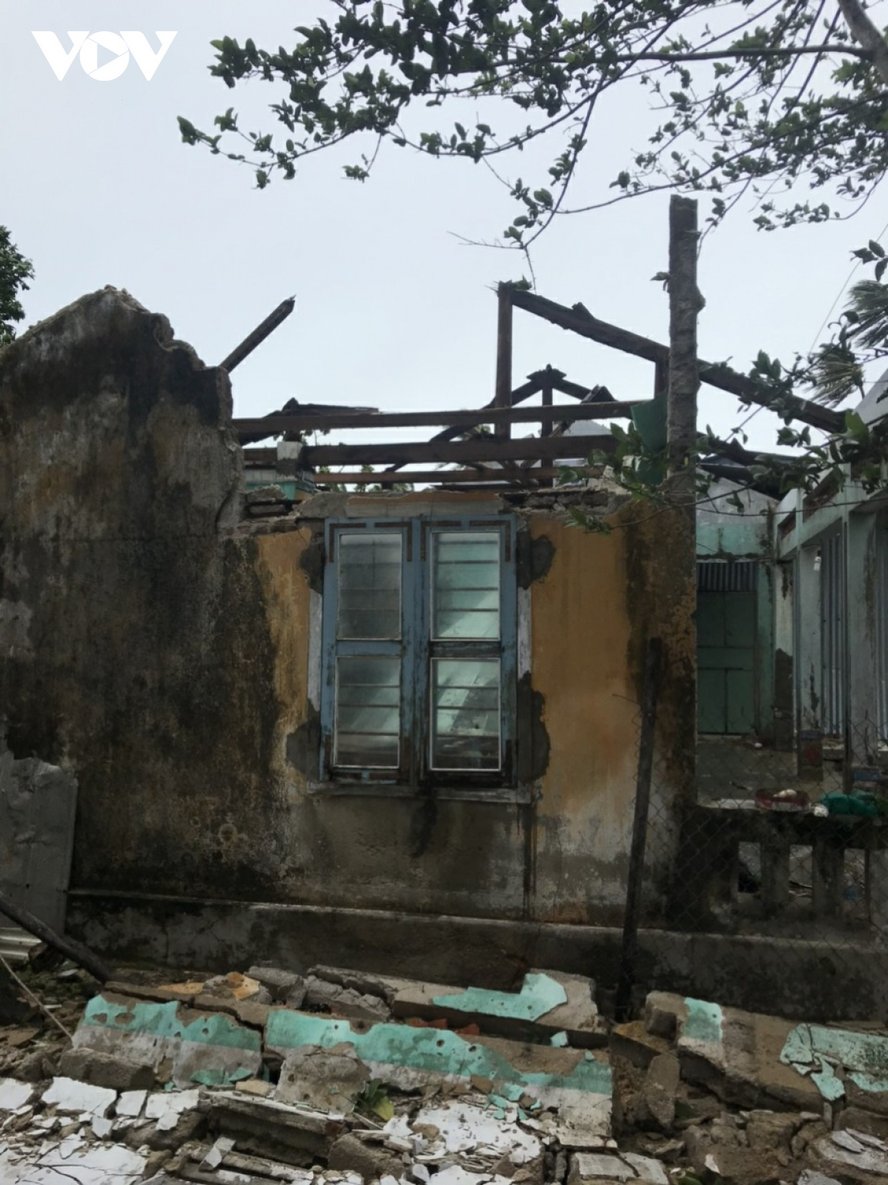 Nhà ở của dân bị hư hại tại thị xã Sông Cầu, tỉnh Phú Yên