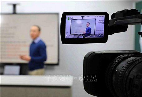 Giảng viên Đại học Bách khoa Hà Nội ghi hình bài giảng trực tuyến trong thời gian phòng, chống dịch COVID-19. Ảnh minh họa: Thanh Tùng/TTXVN