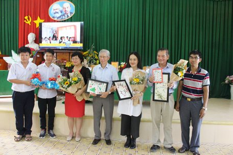 Nhà văn Hoàng Quốc Hải (đứng giữa) trong buổi giao lưu cùng các em học sinh tại Trường THPT Nguyễn Thông.