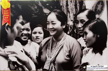 Bà Nguyễn Thị Định và các đại biểu phụ nữ. Ảnh: Tư liệu
