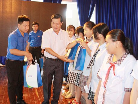  Học bổng Trần Đại Nghĩa mở rộng đến với học sinh huyện Long Hồ.