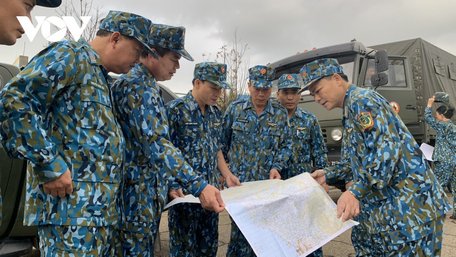 Thiếu tướng Phạm Trường Sơn (bên phải) trực tiếp chỉ đạo việc vận chuyển hàng cứu trợ cho người dân hiện bị cô lập tại Phước Lộc và Phước Thành, huyện Phước Sơn.