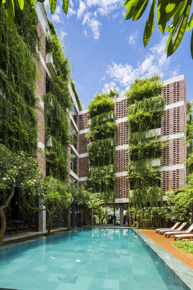 Khách sạn Chicland là một dự án đươc thiết kế bởi kiến trúc sư Võ Trọng Nghĩa – thầy phủ thủy của kiến trúc xanh với hàng loạt các giải thưởng quốc tế nhờ những công trình thiết kế bền vững và thân thiện với môi trường trong suốt nhiều năm qua.  Hệ thống cây xanh dày đặc mang lại cảm giác thư giãn cho du khách.