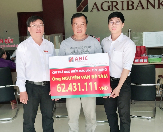 Đại diện Agribank Phòng Giao dịch Hiếu Nhơn và ABIC Cần Thơ- Phòng Kinh doanh khu vực Vĩnh Long trao biểu trưng cho gia đình khách hàng.