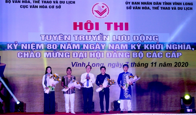 Đại diện lãnh đạo TP Vĩnh Long trao hoa cho các đội thi đến từ tỉnh Hà Tĩnh, Kon Tum, Đồng Nai và An Giang.