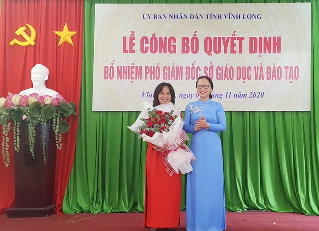 Bà Nguyễn Thị Quyên Thanh- Phó Chủ tịch UBND tỉnh trao quyết định bổ nhiệm cho bà Nguyễn Thị Ngọc Hà.