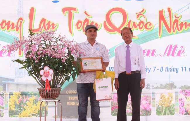 Giò lan của vườn hoa lan Quang Minh (Long An) là tác phẩm xuất sắc nhất thuộc nhóm lan Dendrobium được trao giải đặc biệt của cuộc thi.