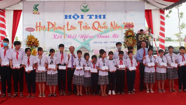 Dịp này, 50 suất học bổng được trao cho các em học sinh vượt khó học giỏi ở tỉnh Vĩnh Long.