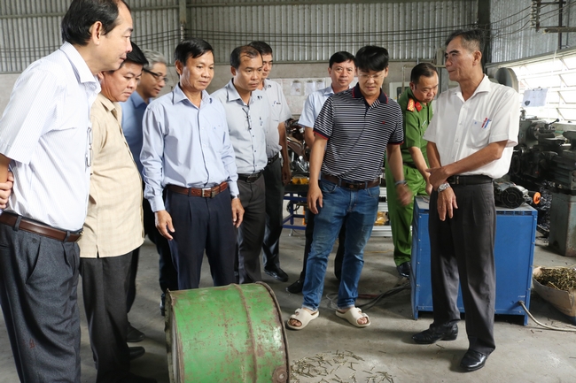 Đoàn khảo sát thực tế tại Công ty TNHH Xuất nhập khẩu Jisteel (xã Tân Phú).